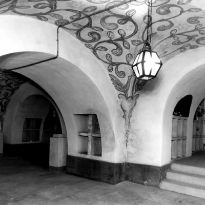 Gammelt sort/hvitt-bilde av et kolumbarium i kjelleren på Solheim krematorium