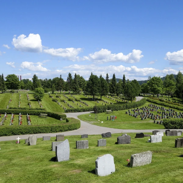 Bilde av Lørenskog kirkegård med oppdelte gravfelt