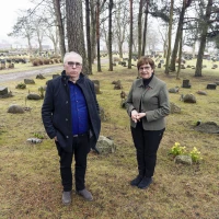 Bilde av Magne Krossøy Heum og Sigrid Kobro Stensrød på gravplassen